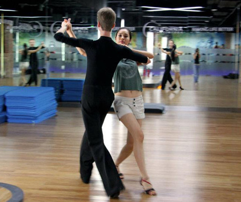 "Ngày đầu tiên tập cùng Hristo Grachki với điệu Waltz. Waltz bắt nguồn từ từ “walzen” trong tiếng Đức cổ, nghĩa là “uốn”, “xoay” hoặc “lướt đi”. Hristo xuất hiện với dáng vẻ khiến tôi bị... choáng hai giây và định thần ba giây sau đó. Mới vài giây trước cậu ấy còn trông rất "teen" với chiếc áo thun và quần lửng" .