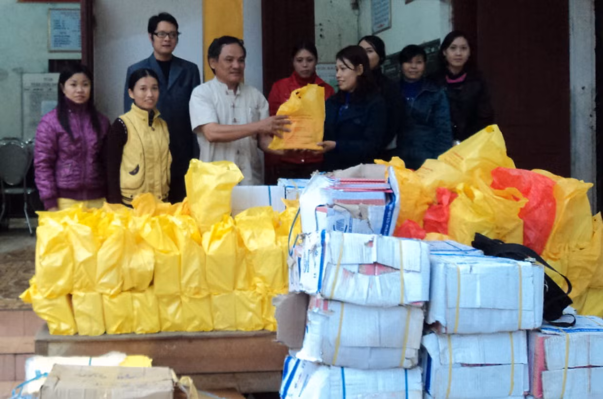 Tặng vở cho trường tiểu học Liên Minh.. Tặng vở cho trường tiểu học Liên Minh.