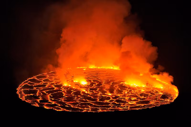 Trong hồ chứa khoảng 85 triệu tấn dung nham. Trong hồ chứa khoảng 85 triệu tấn dung nham