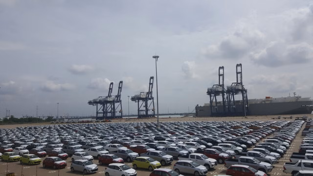 Loạt xe miễn thuế của Toyota và Mitsubishi cập cảng Hiệp Phước ảnh 5