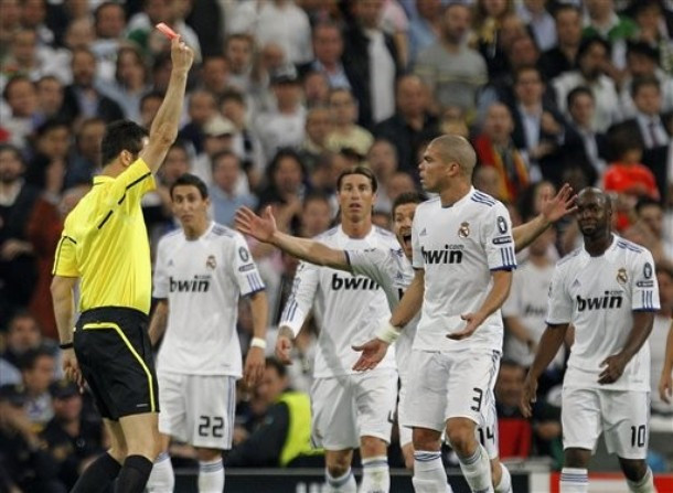 Chiếc thẻ đỏ của Pepe là bước ngoặt của trận đấu. Chiếc thẻ đỏ của Pepe là bước ngoặt của trận đấu