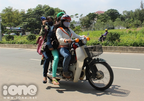 Chở ba người trên chiếc xe 50 phân khối tưởng chừng rất khó nhưng bạn nữ trong ảnh lại làm được điều này một cách dễ dàng