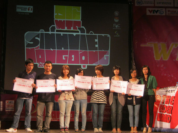 BTC trao giải cho 7 bạn đoạt giải cuộc thi online với phần thưởng là 1 suất học bổng tại trung tâm Tiếng Anh EQuest