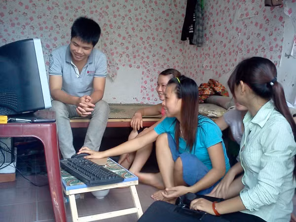 Phòng trọ có máy vi tính là mơ ước của nhiều công nhân Ảnh: D.N