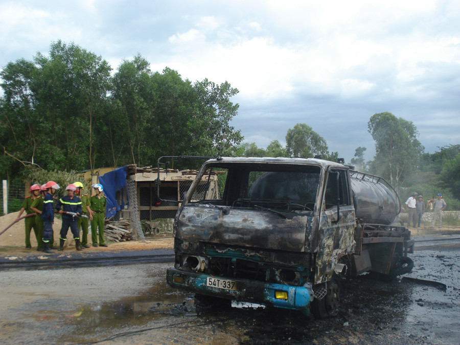 Hiện trường vụ cháy xe. Ảnh: Nguyễn Thành