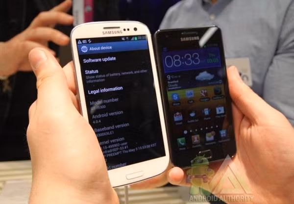 Hai thế hệ Galaxy S 2 và 3 sánh vai, rõ ràng thế hệ mới có thân hình to hơn hẳn với màn hình kích thước 4,8inch