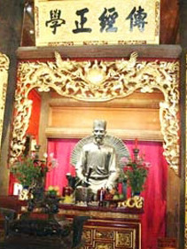 Tượng vạn thế sư biểu Chu Văn An trong Văn Miếu