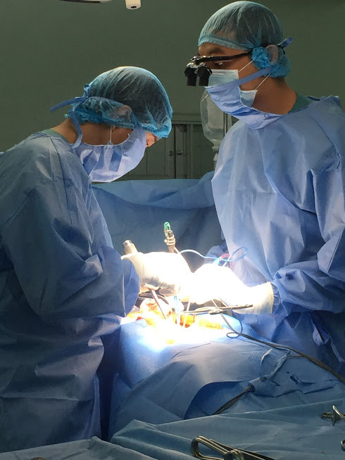 Đang nằm võng, người đàn ông thủng tim vì cửa kính rơi ảnh 1