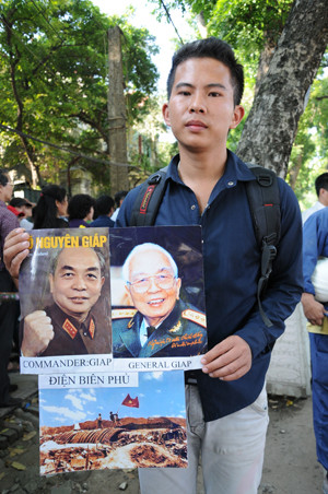 Sinh viên Nguyễn Như Hiển (SN 1991), bắt xe khách từ Việt Trì (Phú Thọ) xuống Hà Nội mang theo di ảnh của Đại tướng Võ Nguyên Giáp vào viếng Người