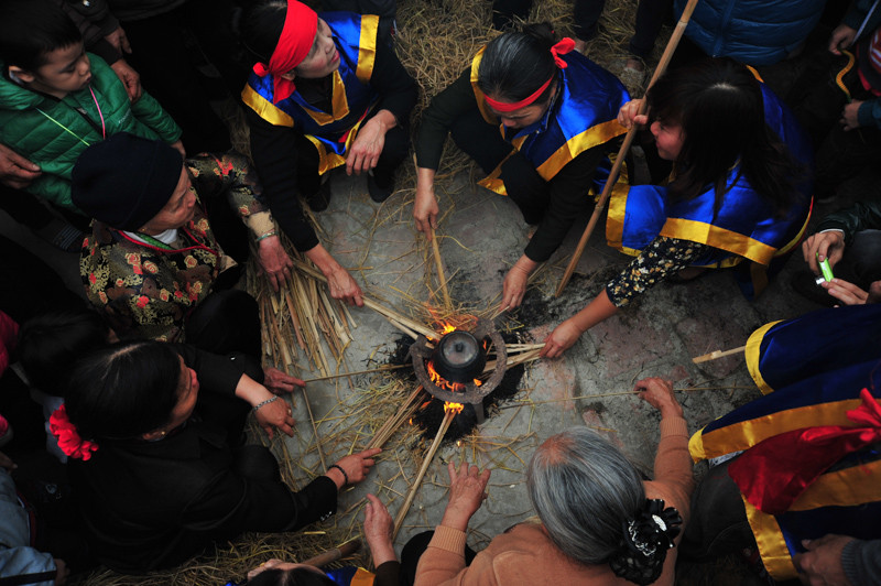 Lửa lập tức được nhóm lên