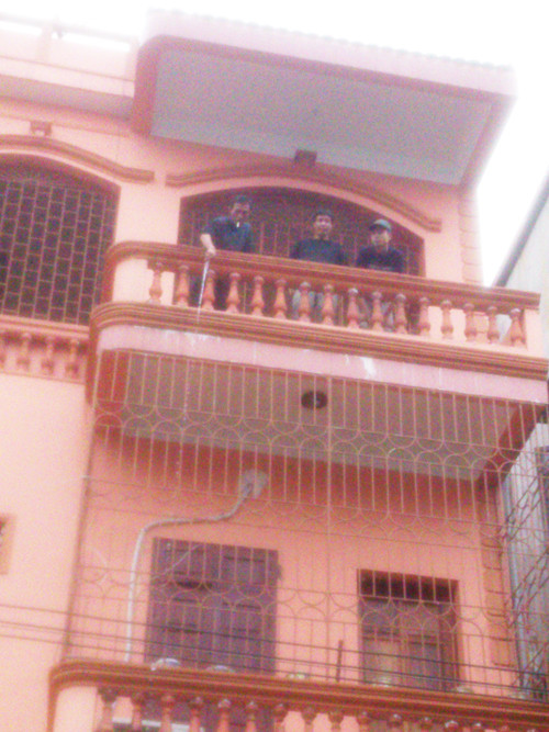 Các hộ dân vất vả thu dọn 