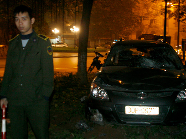 Lực lượng chức năng co mặt bảo vệ hiện trường