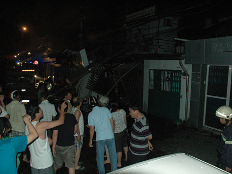 Người dân cho biết trong đám đổ nát vẫn còn nhiều người mắc kẹt