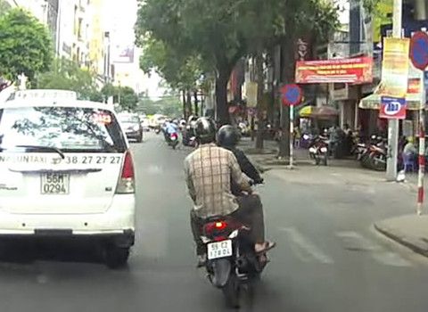 Hai tên cướp chạy chiếc Suzuki Hayate đời mới