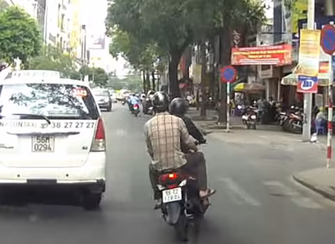 Hai tên cướp chạy chiếc Suzuki Hayate đời mới