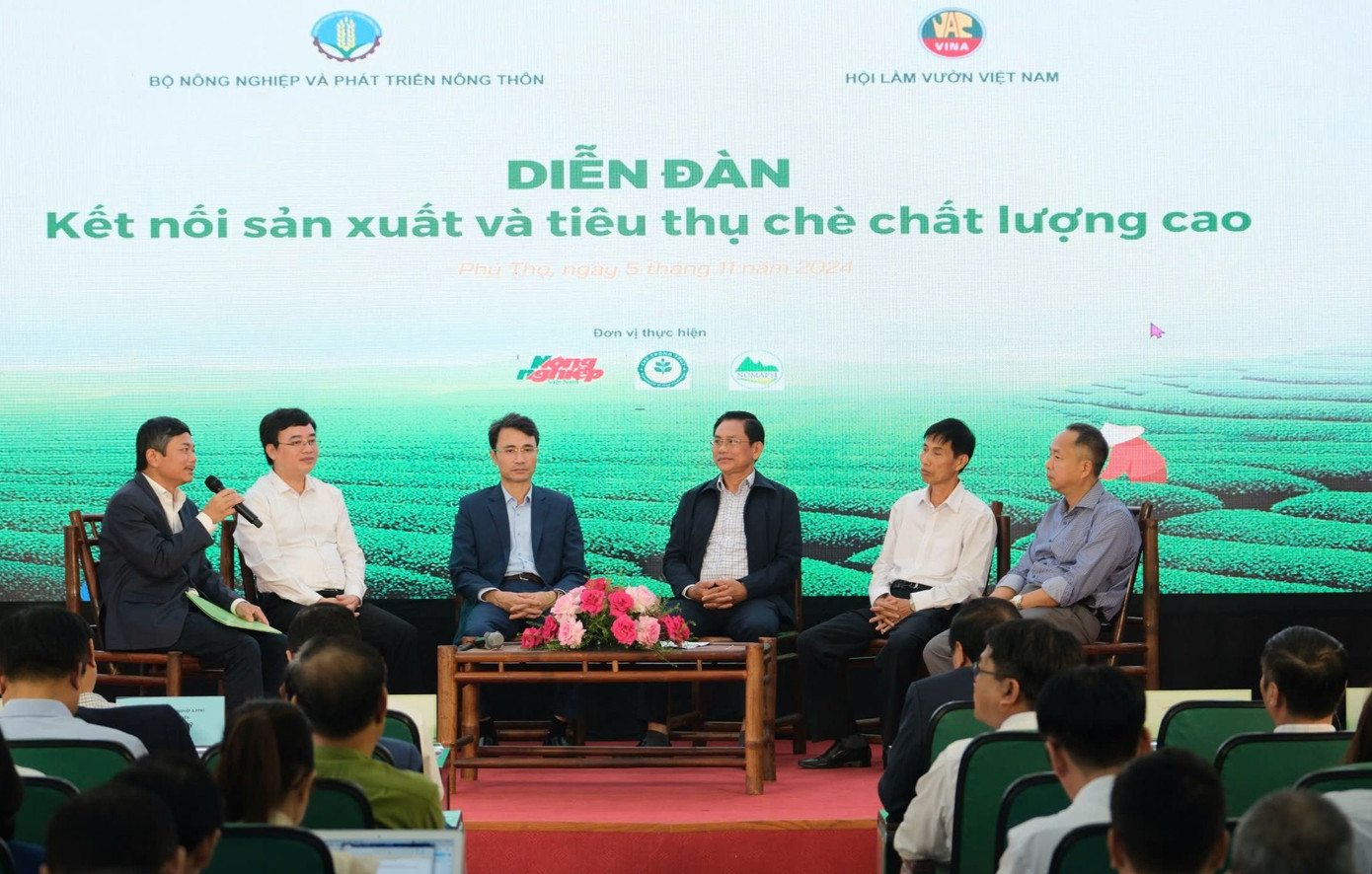 Các đại biểu trao đổi tại Diễn đàn kết nối sản xuất và tiêu thụ chè chất lượng cao.