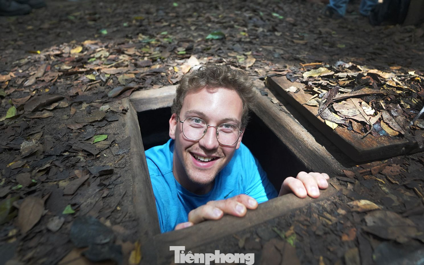 Du khách trải nghiệm vô cùng ấn tượng về địa đạo Củ Chi đã đi vào lịch sử đấu tranh anh hùng của nhân dân Việt Nam, một huyền thoại của thế kỷ 20 và trở thành một địa danh nổi tiếng trên thế giới. Đây là địa đạo có một không hai với khoảng 250 km đường hầm tỏa rộng như mạng nhện trong lòng đất, có các công trình liên hoàn với địa đạo như: Chiến hào, ụ, ổ chiến đấu, hầm ăn, ngủ, hội họp, sinh hoạt, quân y, kho cất giấu lương thực, giếng nước, bếp Hoàng Cầm…