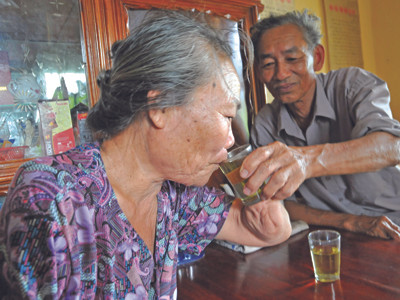 Bà Hồng, ông Uyên vẫn hạnh phúc bên nhau. Ảnh: Hồng vĩnh. Bà Hồng, ông Uyên vẫn hạnh phúc bên nhau. Ảnh: Hồng vĩnh