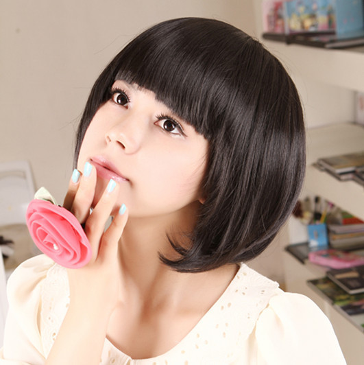 Mái tóc ngang với phần đuôi tóc được uốn xoăn và đánh rối một cách tự nhiên sẽ là phù hợp nhất với những cô nàng công sở. Mái tóc được ép thẳng và ốp vào mặt sẽ phù hợp với những cô gái có gương mặt tròn. Kiểu tóc đơn giản với đuôi tóc ở mang tai dược làm cụp vào trong, ôm lấy gương mặt. Với kiểu tóc này trông bạn thật dễ thương, trẻ trung.