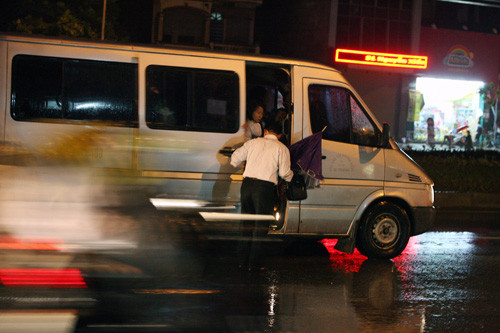  Tối 28/10 nhiều xe khách đi lòng vòng dưới đường Nguyễn Xiển để đón khách.