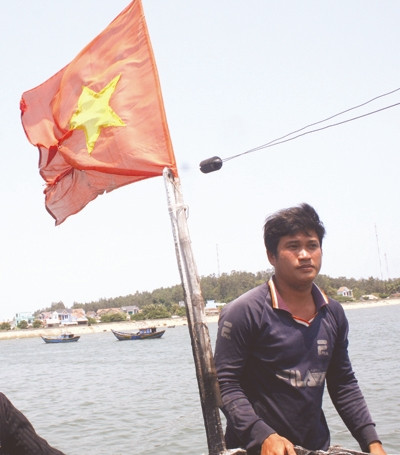Anh Bùi Văn Phải quyết bảo vệ lá cờ Tổ quốc giữa biển Hoàng Sa! Ảnh: Nguyễn Thành.
