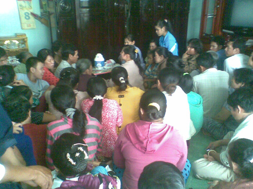 Đông đảo người dân đến nhà nữ sinh viên trị bệnh.