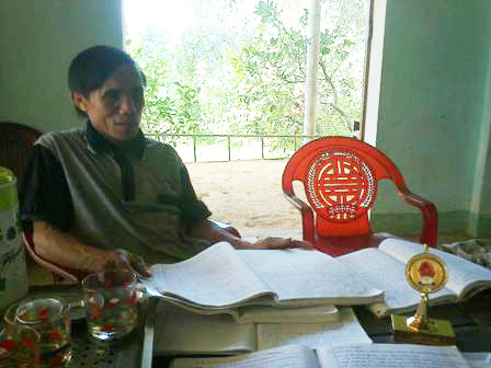 Thầy Dũng bên trang giáo án. Thầy Dũng bên trang giáo án