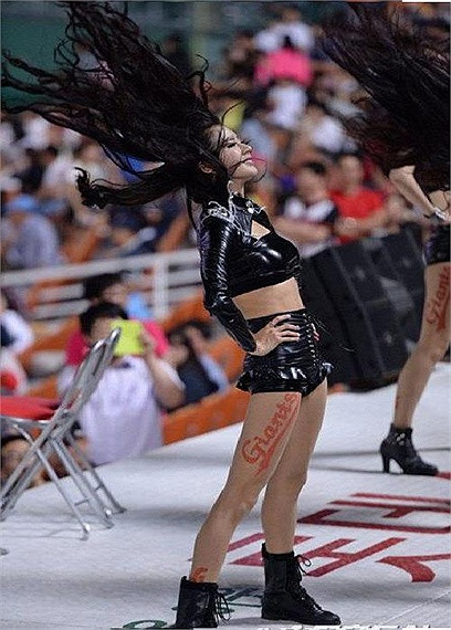 Rồi bất ngờ đứng dậy về phía khán giả