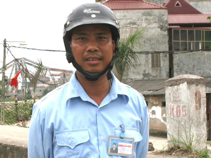 Ông Nguyễn Xuân Mạnh, đội viên Đội trật tự đô thị vừa túyt còi dừng xe của hàng chục người tham gia giao thông trên đường Ngọc Thụy. Ảnh chụp lúc 9 giờ ngày 7/5/2010. Ảnh Minh Đức