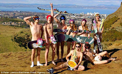 Nhiều bạn trẻ và các vận động viên đã đồng ý nude hỗ trợ cho hai cô bạn làm sách. 