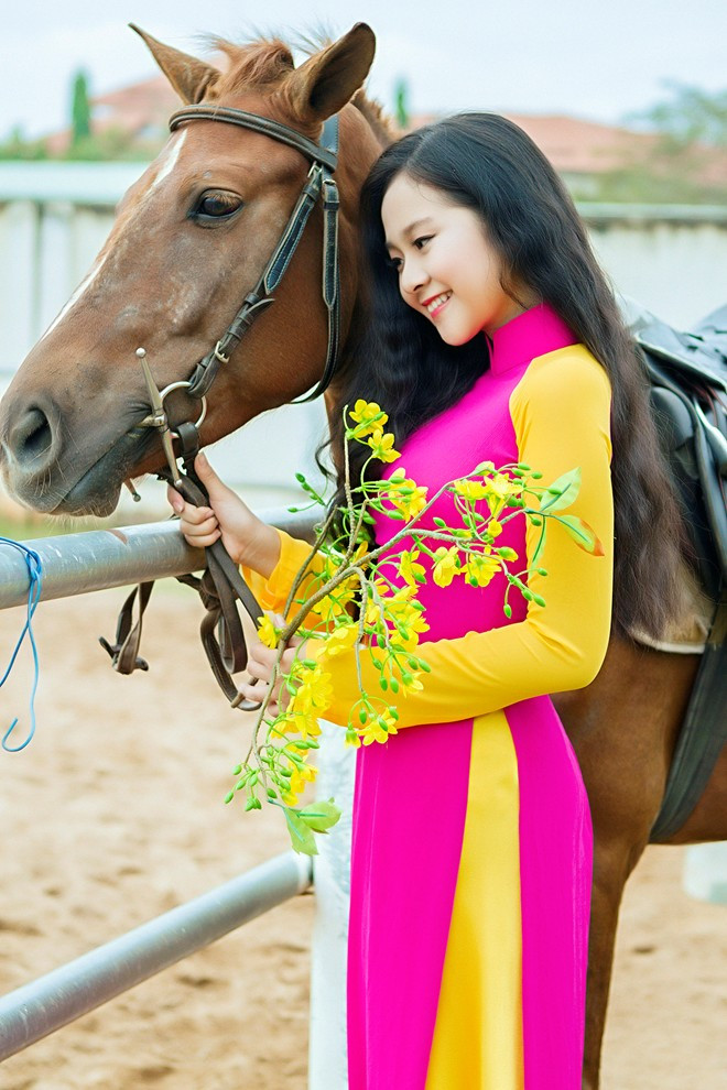 Để chào đón năm Giáp Ngọ, diễn viên nhí Tam Triều Dâng đã có bộ ảnh xinh tươi khi chụp cùng ngựa. Bài viết: http://news.zing.vn/Cac-hot-girl-khoe-anh-xitin-don-nam-moi-post381891.html#category_featured.noibat Nguồn Zing News 