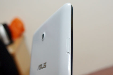 Khe lắp SIM được mang ra ngoài, nằm rìa trái. Khe lắp SIM được mang ra ngoài, nằm rìa trái