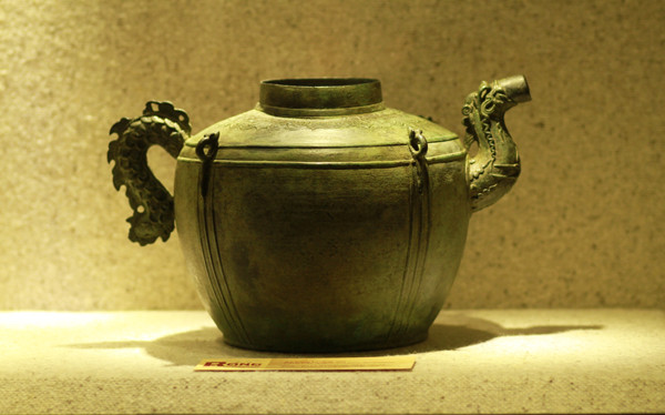 Ấm trang trí rồng, sen bằng đồng (triều Lê Trung Hưng, thế kỉ 17-18)