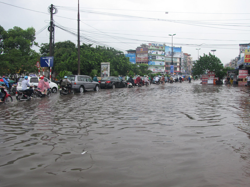 Dòng người trên đường Kim Liên mới sau trận mưa trưa nay. Ảnh: Trường Phong.