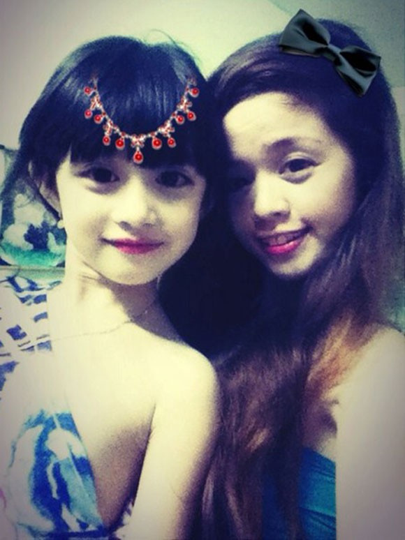 Dù còn nhỏ nhưng Thiên Băng rất thích chụp ảnh và tạo dáng khá đáng yêu, cô bé cũng thường xuyên được mẹ cho mặc đồ đẹp và giúp đỡ trong việc chụp hình