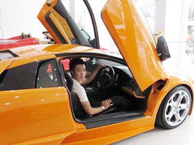 Quyền Hunter với một chiếc siêu xe ở Hà Nội. Quyền Hunter với một chiếc siêu xe ở Hà Nội