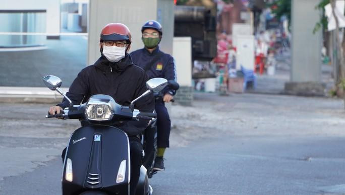 Nam thanh niên một tay lái xe, một tay còn lại đưa vào túi áo để giữ ấm Nam thanh niên một tay lái xe, một tay còn lại đưa vào túi áo để giữ ấm