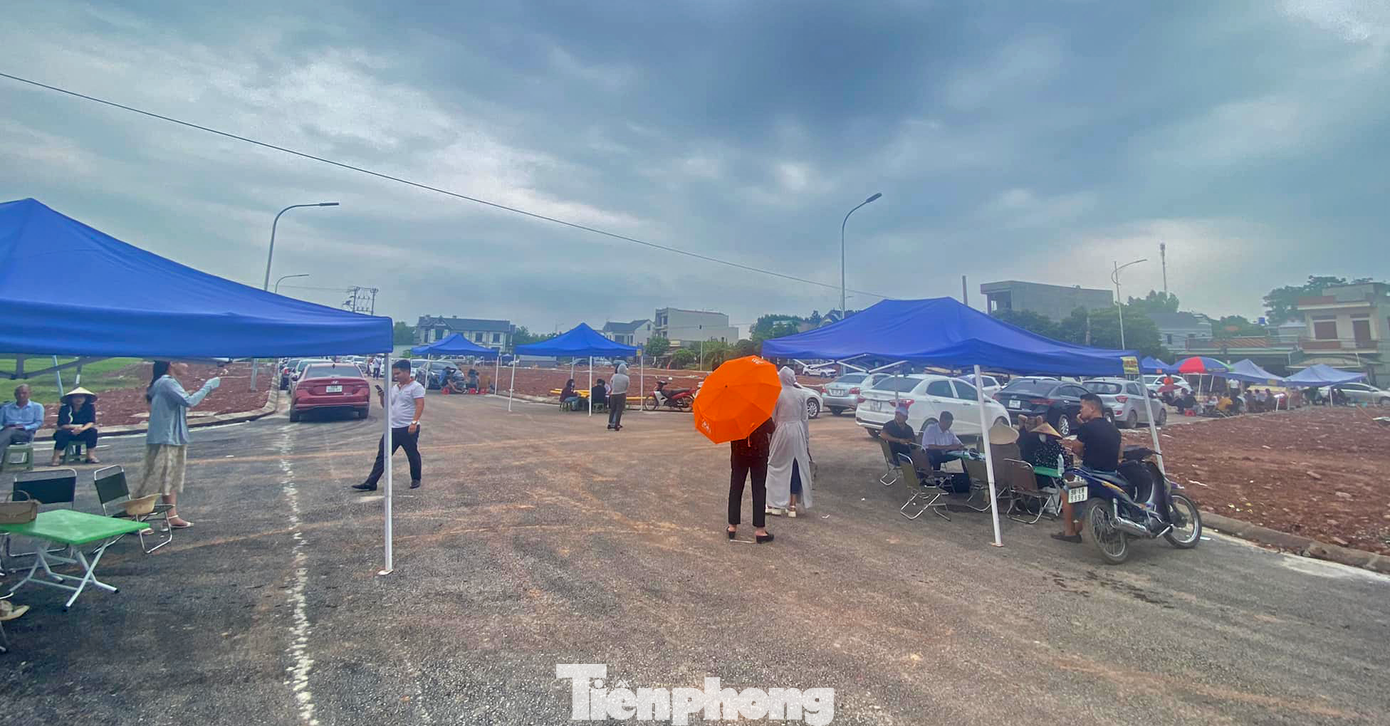 Tình trạng “xã hội đen” đe dọa cá nhân, tổ chức tham gia đấu giá phải xin rút hồ sơ đấu giá đất ngày càng phổ biến. (Ảnh minh họa) Tình trạng “xã hội đen” đe dọa cá nhân, tổ chức tham gia đấu giá phải xin rút hồ sơ đấu giá đất ngày càng phổ biến. (Ảnh minh họa)