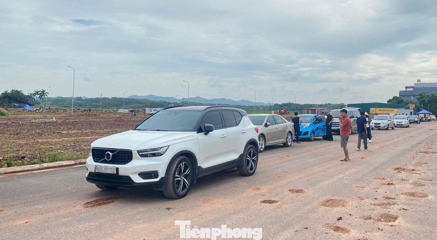 Vẫn chưa có quy định về việc dừng cuộc đấu giá khi có dấu hiệu bất thường trong việc đẩy giá trúng đấu giá lên quá cao, gây hiệu ứng tiêu cực. Vẫn chưa có quy định về việc dừng cuộc đấu giá khi có dấu hiệu bất thường trong việc đẩy giá trúng đấu giá lên quá cao, gây hiệu ứng tiêu cực.