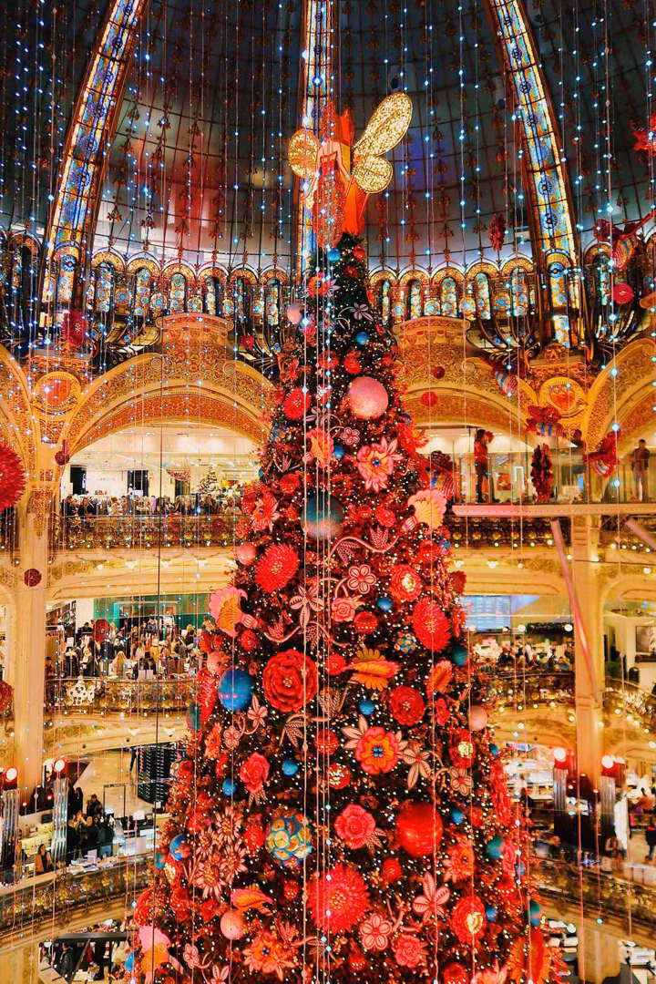 Cây thông Noel khổng lồ bên trong tòa nhà của Galeries Lafayette nổi tiếng ở Paris (Pháp) khiến nhiều người không khỏi sửng sốt. Cây thông Noel khổng lồ bên trong tòa nhà của Galeries Lafayette nổi tiếng ở Paris (Pháp) khiến nhiều người không khỏi sửng sốt.