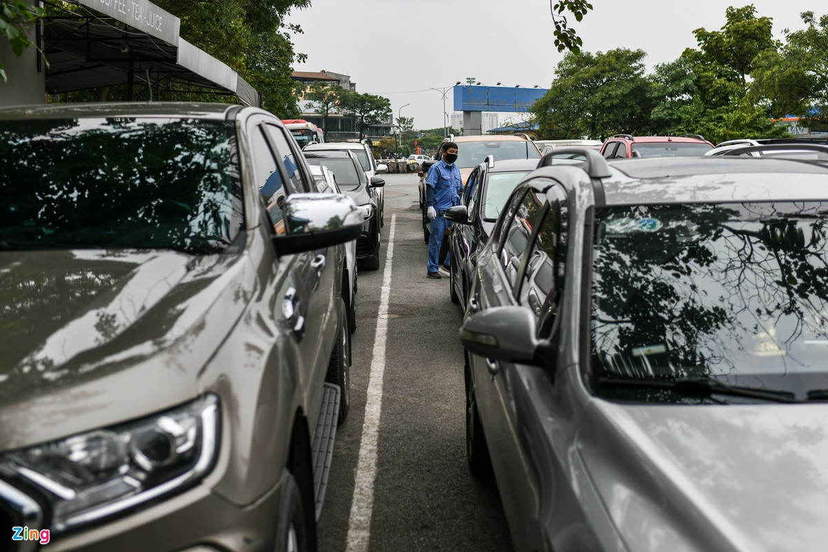 Tại Trung tâm Đăng kiểm xe cơ giới 2903S trên đường Lê Quang Đạo (quận Nam Từ Liêm, Hà Nội) ngay từ đầu giờ chiều đã có rất đông phương tiện chờ đến lượt làm thủ tục khám xe. Tại đây, ôtô phải xếp hàng từ 3 tới 4 xe kéo dài từ trong trung tâm tới ngoài đường Lê Quang Đạo.