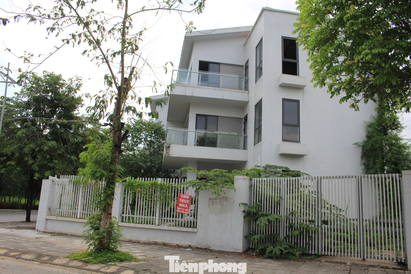 Khi lãi suất vay liên tục tăng, những nhà đầu tư vốn mỏng không thể tiếp tục “gồng”, buộc phải giảm giá sâu, bán cắt lỗ biệt thự. Khi lãi suất vay liên tục tăng, những nhà đầu tư vốn mỏng không thể tiếp tục “gồng”, buộc phải giảm giá sâu, bán cắt lỗ biệt thự.