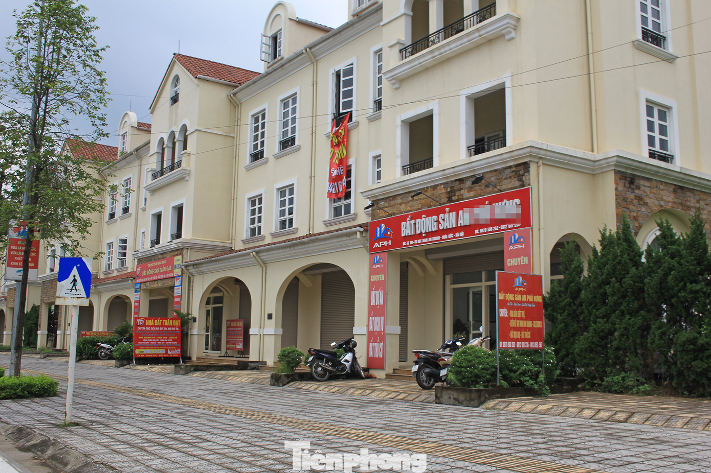 Khi đi săn hàng cắt lỗ, người mua cần tỉnh táo xem xét sản phẩm có nên mua vào hay không, tránh ham rẻ mà mua sản phẩm không phù hợp. Khi đi săn hàng cắt lỗ, người mua cần tỉnh táo xem xét sản phẩm có nên mua vào hay không, tránh ham rẻ mà mua sản phẩm không phù hợp.