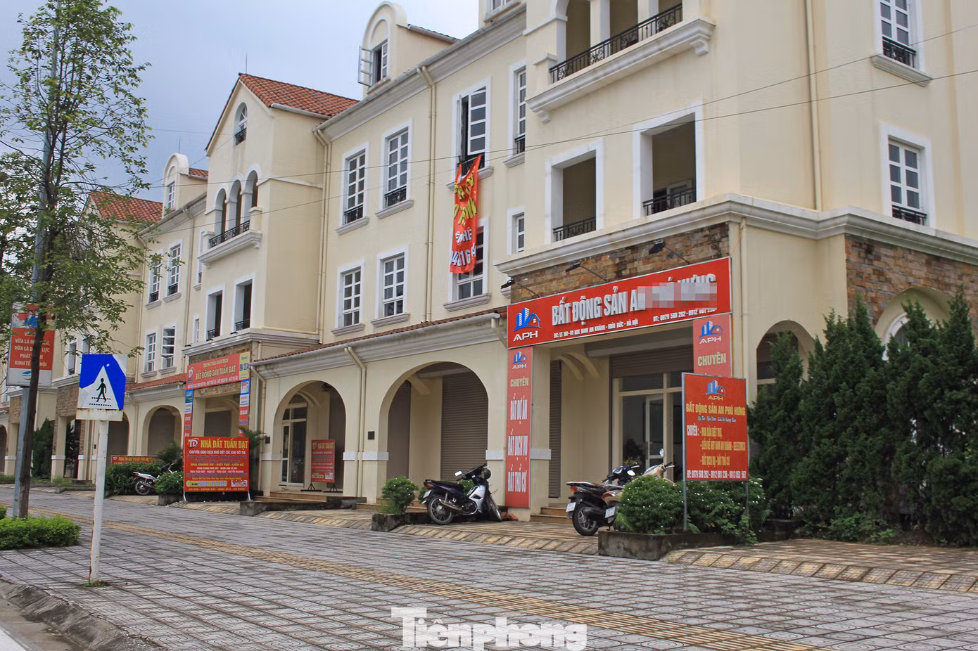Khi đi săn hàng cắt lỗ, người mua cần tỉnh táo xem xét sản phẩm có nên mua vào hay không, tránh ham rẻ mà mua sản phẩm không phù hợp. Khi đi săn hàng cắt lỗ, người mua cần tỉnh táo xem xét sản phẩm có nên mua vào hay không, tránh ham rẻ mà mua sản phẩm không phù hợp.