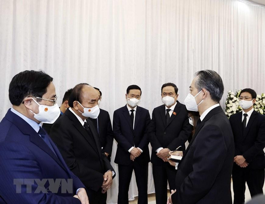 Lãnh đạo Đảng, Nhà nước, Chính phủ, Quốc hội, Mặt trận Tổ quốc Việt Nam chia buồn với Đại sứ Trung Quốc tại Việt Nam Hùng Ba. (Ảnh: Thống Nhất/TTXVN)