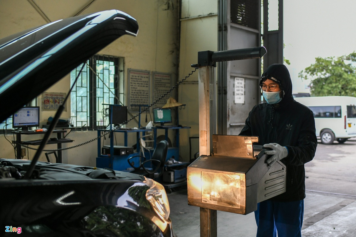 Đại diện Trung tâm Đăng kiểm 2903S cho biết việc phương tiện đến đăng kiểm đông hơn ngày thường một phần là do hiệu ứng từ việc nhiều trung tâm đăng kiểm trong TP.HCM bị đình chỉ. Nhiều chủ phương tiện lo ngại khó khăn đăng kiểm nên đưa xe đến trước hạn, tuy số lượng xe có tăng lên nhưng đơn vị cũng đã có phương án xử lý để không xảy ra tình trạng quá tải.