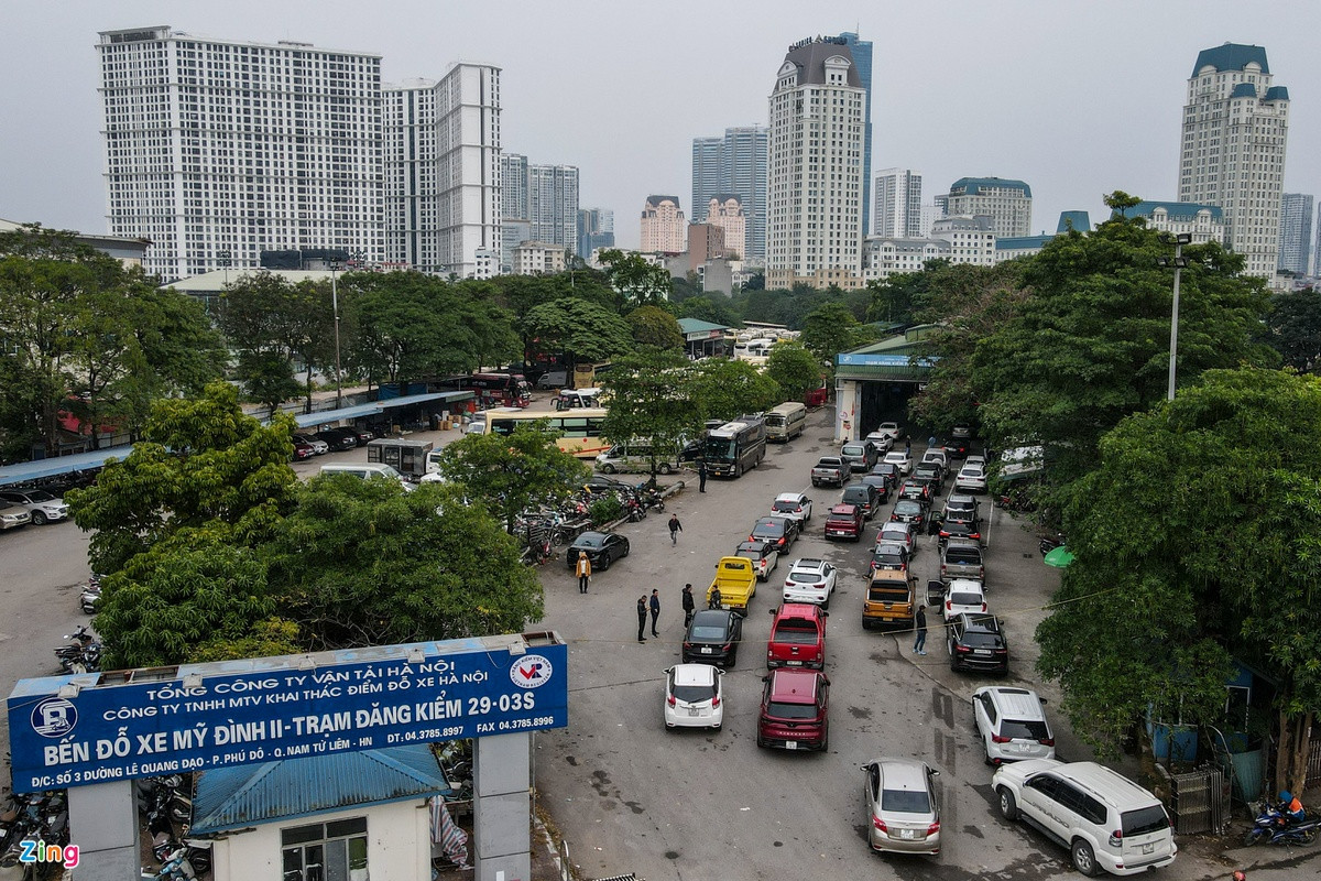 Những ngày cuối năm 2022, các chủ xe tâm lý lo ngại khó khăn trong đăng kiểm ôtô, rất nhiều phương tiện đổ xô về các trung tâm đăng kiểm.