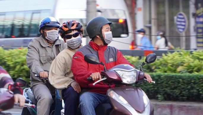 Người dân TP HCM ăn mặc kín khi đi trên đường Người dân TP HCM ăn mặc kín khi đi trên đường