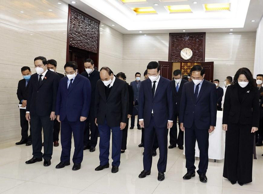 Lãnh đạo Đảng, Nhà nước, Chính phủ, Quốc hội, Mặt trận Tổ quốc Việt Nam do Chủ tịch nước Nguyễn Xuân Phúc dẫn đầu, viếng nguyên Tổng Bí thư, Chủ tịch Trung Quốc Giang Trạch Dân. (Ảnh: Thống Nhất/TTXVN)