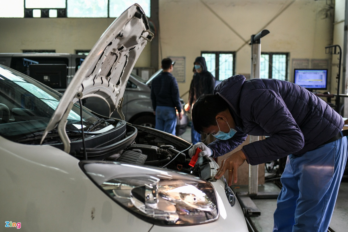 Trên địa bàn Hà Nội hiện có 21 trung tâm đăng kiểm, trải đều trên các quận, huyện. Theo các trung tâm, nhiều xe không được đăng kiểm do thay đổi kết cấu, kiểu dáng, thiết kế. Lỗi cơ bản dễ gặp nhất là lắp thêm giá nóc, cản va hoặc chế thêm đèn LED, mâm (vành), lắp thêm ghế cho xe Van,...